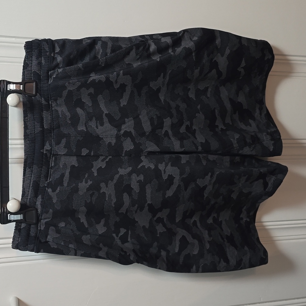 Lululemon Men's Pace Breaker 9" Black Camoflauge with Liner Medium